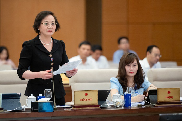 Bộ trưởng Phạm Thị Thanh Trà trình bày tờ trình của Chính phủ Ảnh: LÂM HIỂN