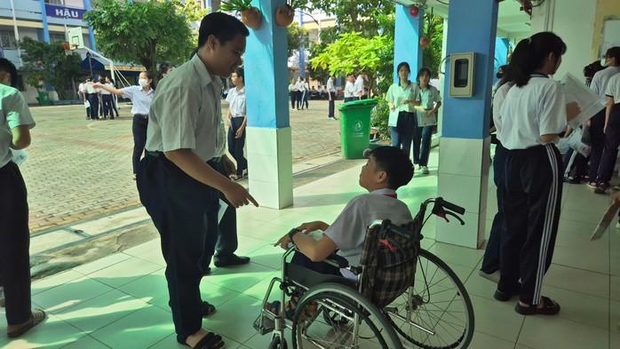 Xúc động hình ảnh thí sinh đi thi lớp 10 được cõng vào lớp - 3