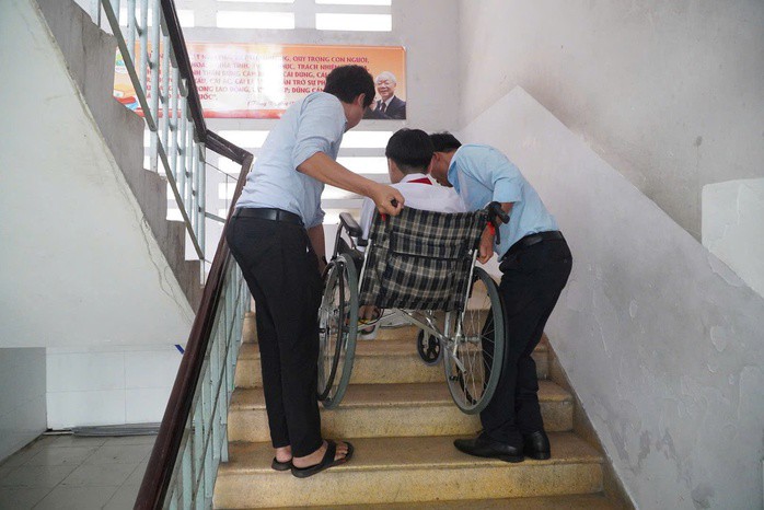 Xúc động hình ảnh thí sinh đi thi lớp 10 được cõng vào lớp - 1