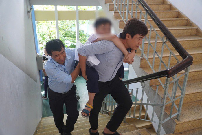 Xúc động hình ảnh thí sinh đi thi lớp 10 được cõng vào lớp - 2