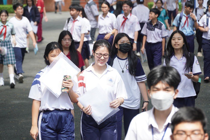 Xúc động hình ảnh thí sinh đi thi lớp 10 được cõng vào lớp - 4