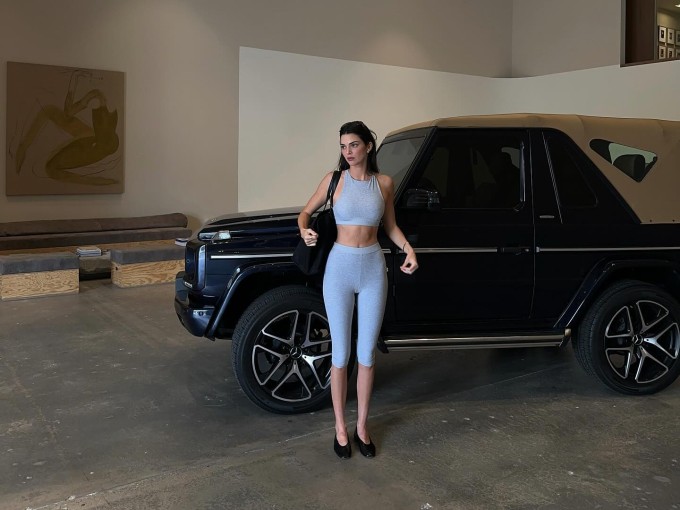 Kendall Jenner có chiều cao lý tưởng 1,8 m cùng số đo ba vòng 84-60-90 cm.