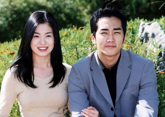 “Trái tim mùa thu” là bộ phim kể về mối tình đẫm nước mắt giữa cô gái mắc bệnh máu trắng Eun Suh (Song Hye Kyo) và anh trai nuôi Yun Joon Suh (Song Seung Hun).