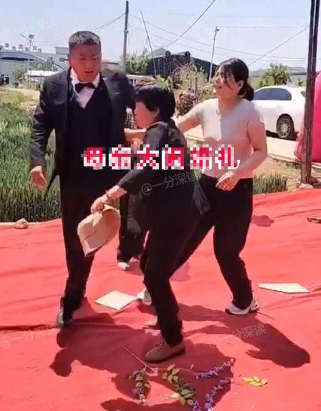 Chàng trai 27 lấy vợ 59 tuổi, sốc nặng với yêu cầu của cô dâu trong đám cưới - 2