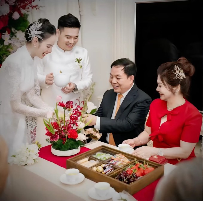 Hương Liên và ông xã thiếu gia trong lễ ăn hỏi.
