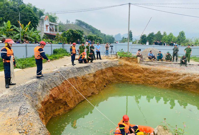 Hố tử thần ở Bắc Kạn không ngừng mở rộng, xuất hiện nhiều cá.
