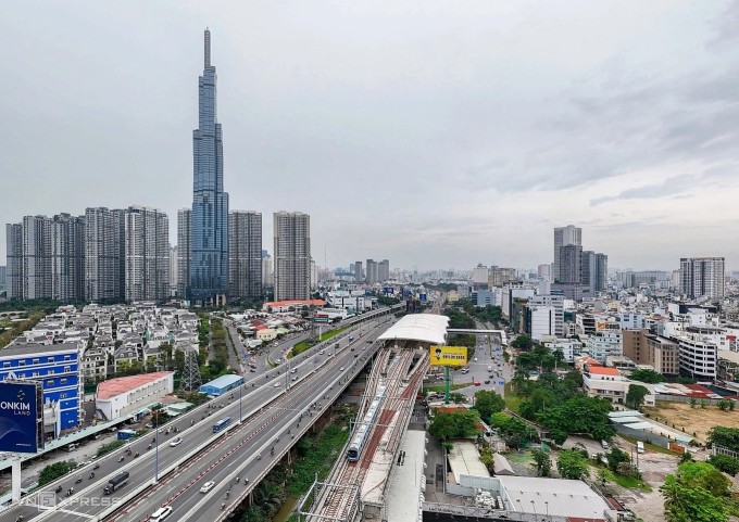 Ga metro Tân Cảng xây gần chân cầu Sài Gòn, tách biệt khu đô thị lớn ở đối diện. Ảnh: Quỳnh Trần