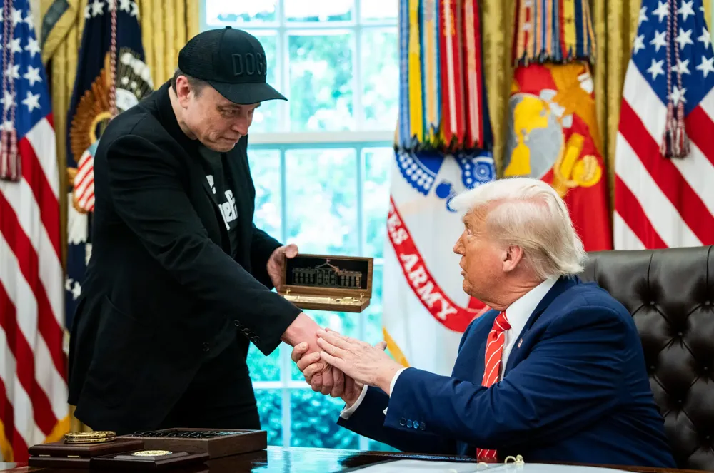 Tổng thống Trump tặng tỉ phú Musk một chiếc chìa khóa vàng có khắc biểu tượng Nhà Trắng vào hôm 30-5. Ảnh: THE NEW YORK TIMES