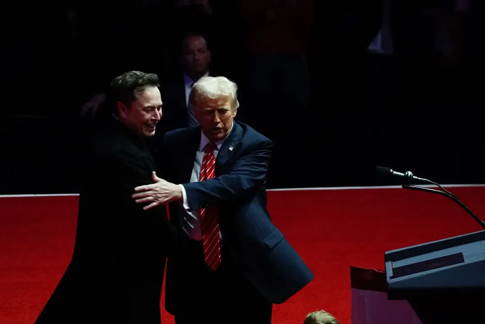 Tổng thống Trump và tỉ phú Musk thân thiết trong chiến dịch tranh cử của ông Trump. Ảnh: THE NEW YORK TIMES