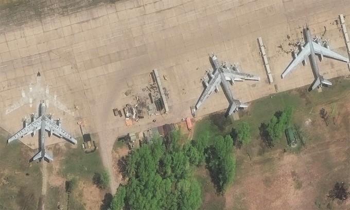 Oanh tạc cơ Tu-95MS với hình vẽ trên bãi đỗ tại căn cứ Ukrainka ngày 27/5. Ảnh: Maxar