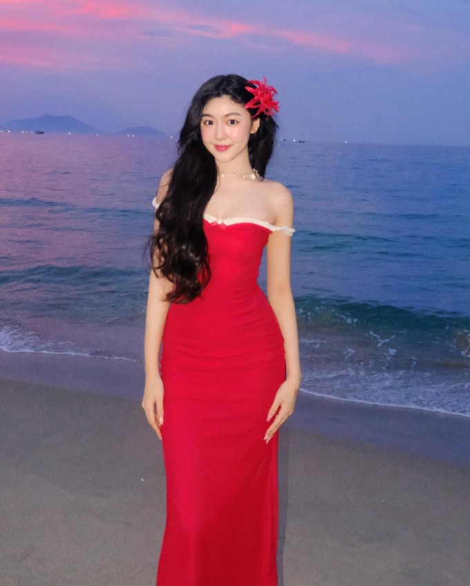 Lọ Lem khoe dáng đồng hồ cát - 1