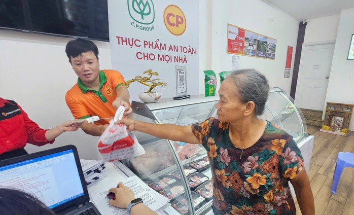 Người tiêu dùng đến mua thịt heo tại cửa hàng Fresh Shop ở TP Dĩ An