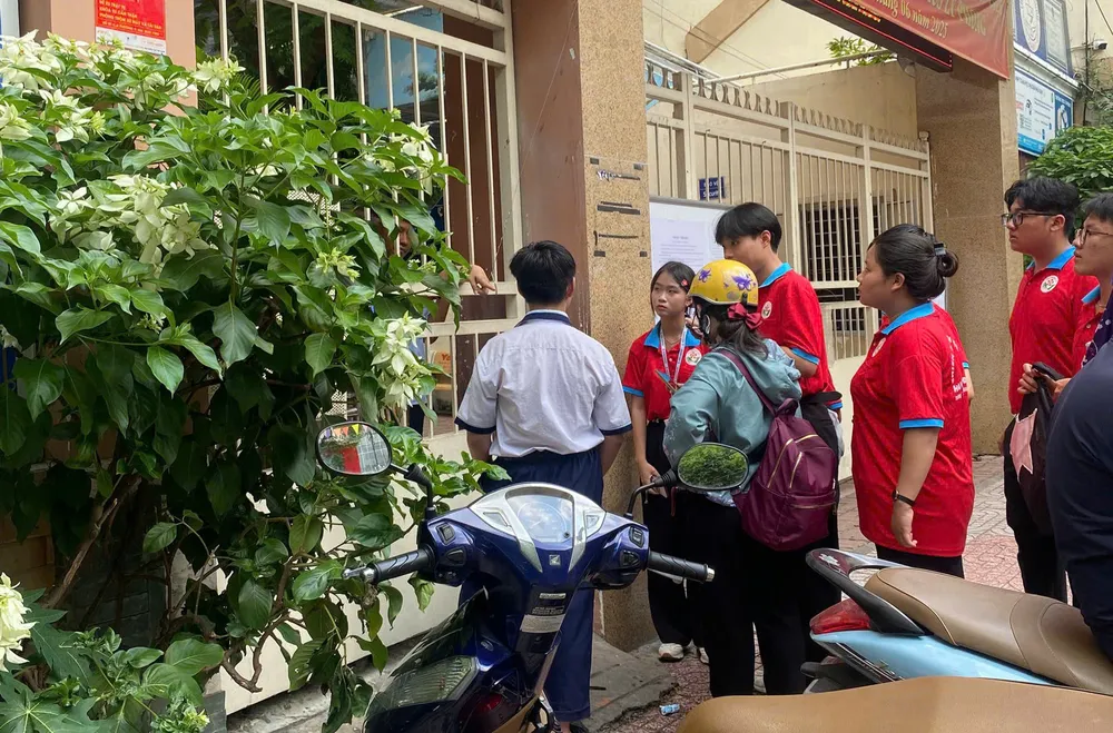 9 giờ 30 phút nam sinh này (áo trắng) mới tới điểm thi. Ảnh: THUÝ VÂN