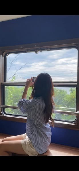 Chị Chi, một du khách đến từ TP HCM, chia sẻ: “Tôi từng đi đèo Hải Vân bằng xe máy, rất đẹp nhưng khá căng thẳng. Còn đi tàu thì vừa an toàn vừa có thời gian ngắm cảnh, chụp ảnh và tận hưởng chuyến đi một cách trọn vẹn hơn rất nhiều.” Ảnh mepchee