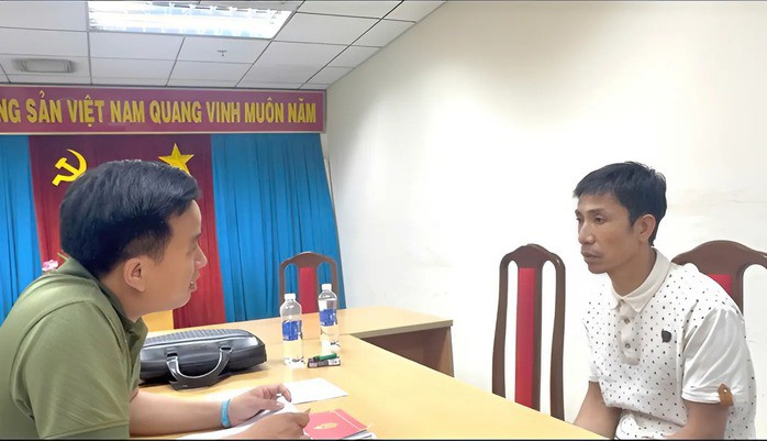 Đối tượng truy nã quốc tế Nguyễn Xuân Hòa (áo trắng)