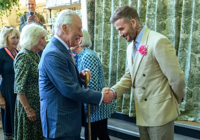 Vua Charles và David Beckham hội ngộ tại Triển lãm hoa Chelsea. Ảnh: PA.