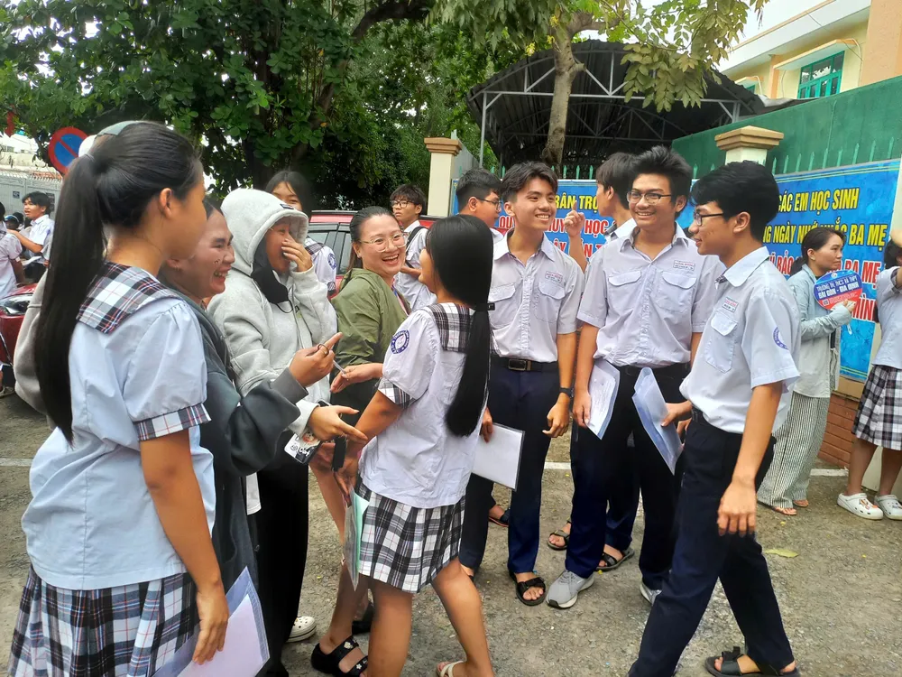 Đề tiếng Anh thi lớp 10 dễ, thí sinh tự tin lấy điểm 7,8 - 3