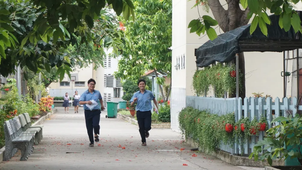 Đề tiếng Anh thi lớp 10 dễ thở, thí sinh "chạy như bay" về nhà. Ảnh: NGUYỄN QUYÊN