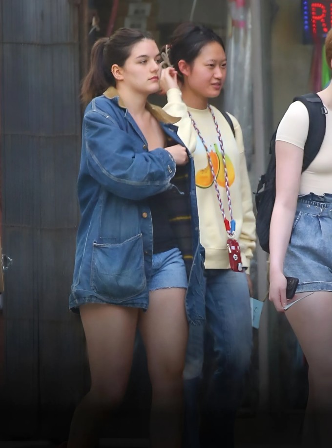 Con gái Katie Holmes ton sur ton trang phục denim với các bạn, nhưng nổi bật với cách phối đồ thời trang.