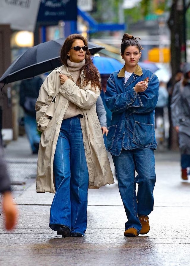 Cùng tháng, cô và mẹ, diễn viên Katie Holmes, mặc đồng điệu đi chơi phố. Hai mẹ con bắt trend với quần jeans ống rộng.