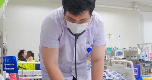 Nam sinh 15 tuổi nhập viện cấp cứu sau khi hút thuốc lá điện tử