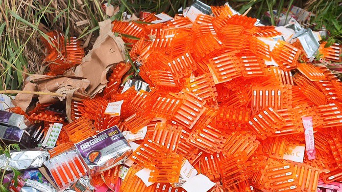 Công an TP HCM vào cuộc vụ phát hiện khối lượng lớn thực phẩm chức năng ở bãi đất trống - 2