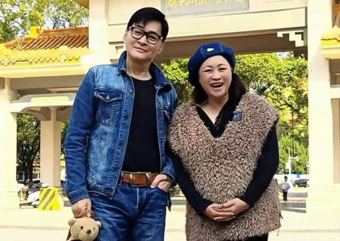 Tài tử 'Thần điêu đại hiệp' và vợ sang Đại lục bán chân gà mưu sinh - 1