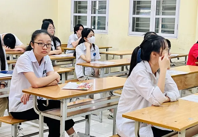 Thí sinh Hà Nội trong buổi làm thủ tục dự thi tại điểm thi THPT Yên Hòa.