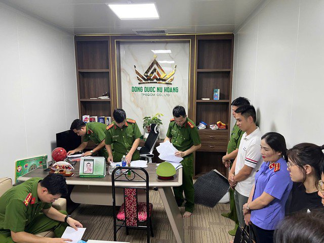 Công an khám xét công ty Đông Dược Nữ Hoàng. Ảnh: Công an Yên Bái