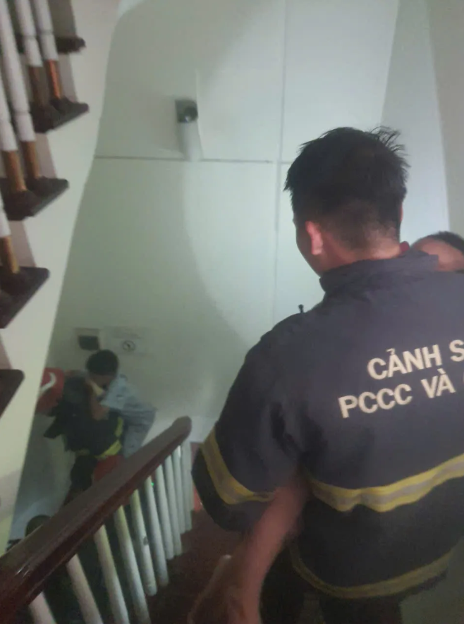 Lực lượng PCCC đưa nạn nhân mắc kẹt xuống dưới.