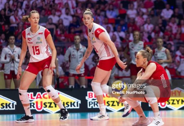 Martyna Czyrnianska,&nbsp;1m93 và&nbsp;Magdalena Stysiak,&nbsp;2m03&nbsp;(từ trái qua) khiến các hàng thủ đối phương khiếp sợ
