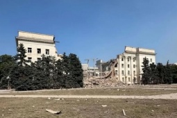 Video: Nga dội  siêu bom  UPAB-1500B phá hủy tòa nhà chính quyền vùng Kherson của Ukraine