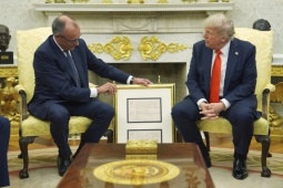Đức trao cho Tổng thống Trump bản sao giấy khai sinh của ông nội