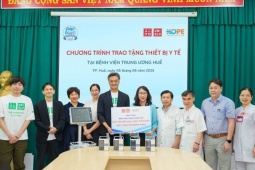 UNIQLO và Quỹ Hy Vọng trao tặng thiết bị y tế cho Bệnh viện Trung Ương Huế