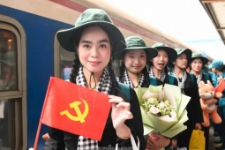 Nét đẹp nữ chiến sĩ sao vuông và du kích miền Nam trong nắng hạ Thủ đô