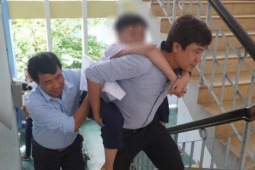 Xúc động hình ảnh thí sinh đi thi lớp 10 được cõng vào lớp