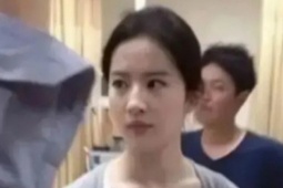 Lưu Diệc Phi lộ khoảnh khắc mặt mộc, gây sốt mạng xã hội