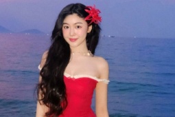 Lọ Lem khoe dáng đồng hồ cát