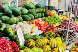 Loại quả được ví là  " vị thuốc "  giải nhiệt mùa hè vào mùa bán la liệt vỉa hè giá 5.000 đồng/kg