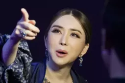 Tỷ phú chuyển giới Hoa hậu Hoàn vũ từ chức