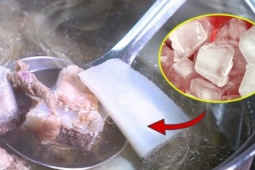 Công dụng bất ngờ khi cho đá lạnh vào nước hầm xương