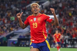 Yamal tỏa sáng với cú đúp, bất ngờ bị lu mờ với SAO sắp về Man City