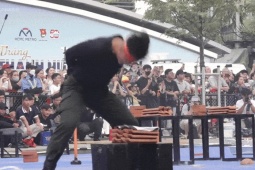 Cảnh sát trình diễn võ thuật, khí công ở trung tâm TP HCM