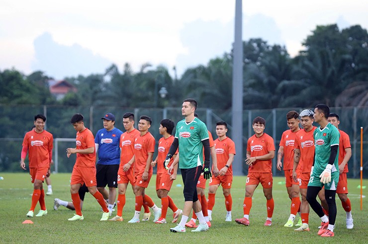 Các tuyển thủ Việt Nam hào hứng ra sân tập luyện ở Malaysia chiều 6/6.