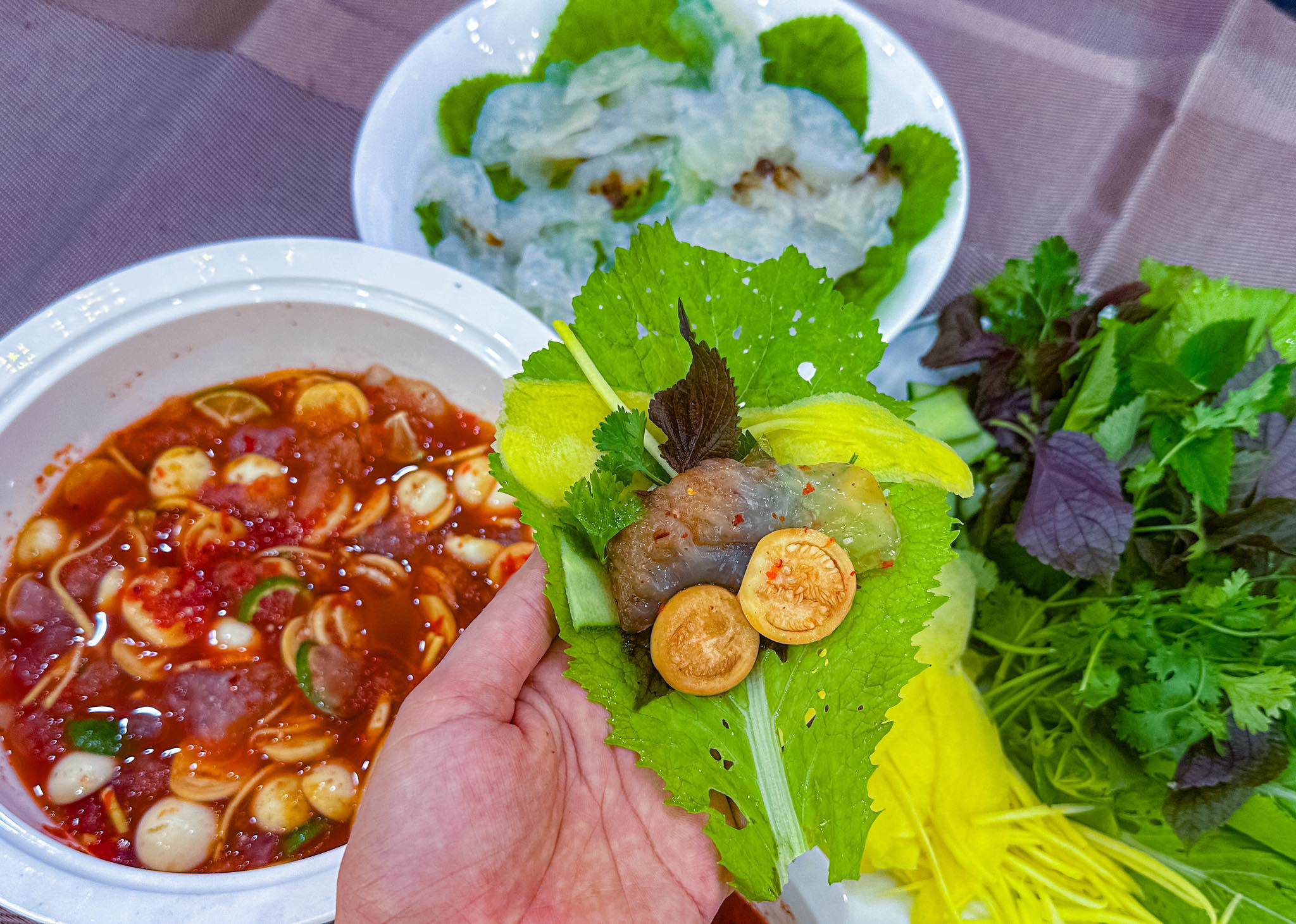 Thành phẩm là món sứa ngâm mắm nhĩ giòn sần sật, vị chua cay mặn ngọt hài hòa, ngon khó cưỡng.