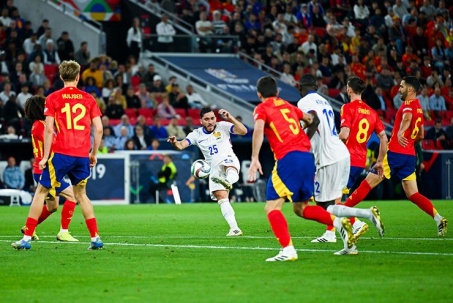 Cherki ra mắt ĐT Pháp ấn tượng: Đôi chân ma thuật, Man City mơ về ngôi sao mới