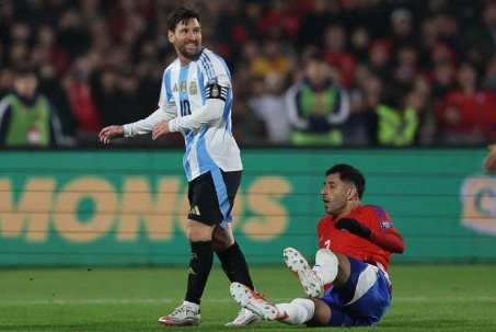 Video bóng đá Chile - Argentina: Niềm vui đến sớm, Messi ghi dấu ấn (Vòng loại World Cup)