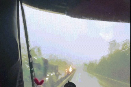 Clip sét đánh thẳng xuống cao tốc người đi đường thót tim