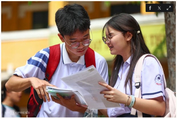 Thí sinh dự thi vào lớp 10 công lập tại trường THPT Trưng Vương, quận 1, ngày 5/6. Ảnh: Quỳnh Trần