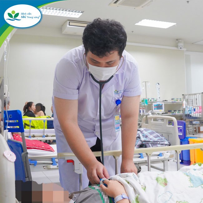 Bác sĩ thăm khám cho một bệnh nhân tại bệnh viện.&nbsp;